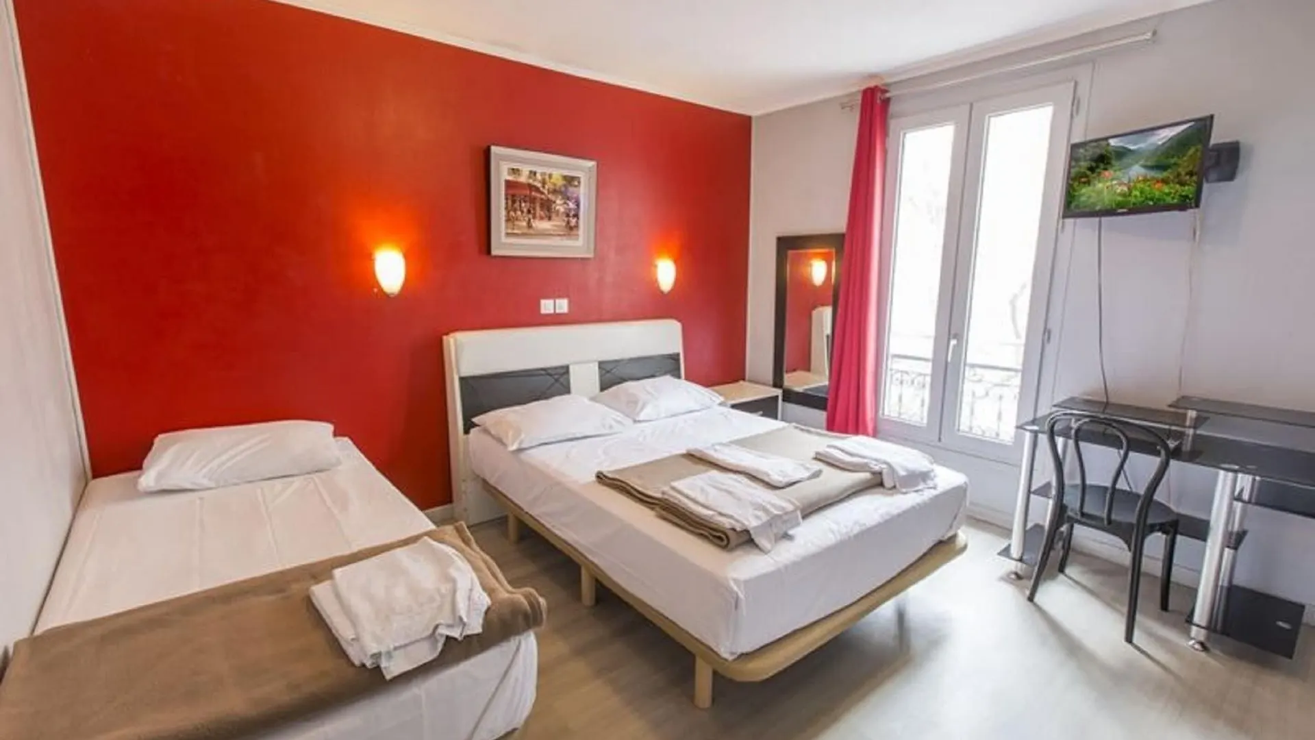 Hipotel Paris Gambetta Republique 2*,
