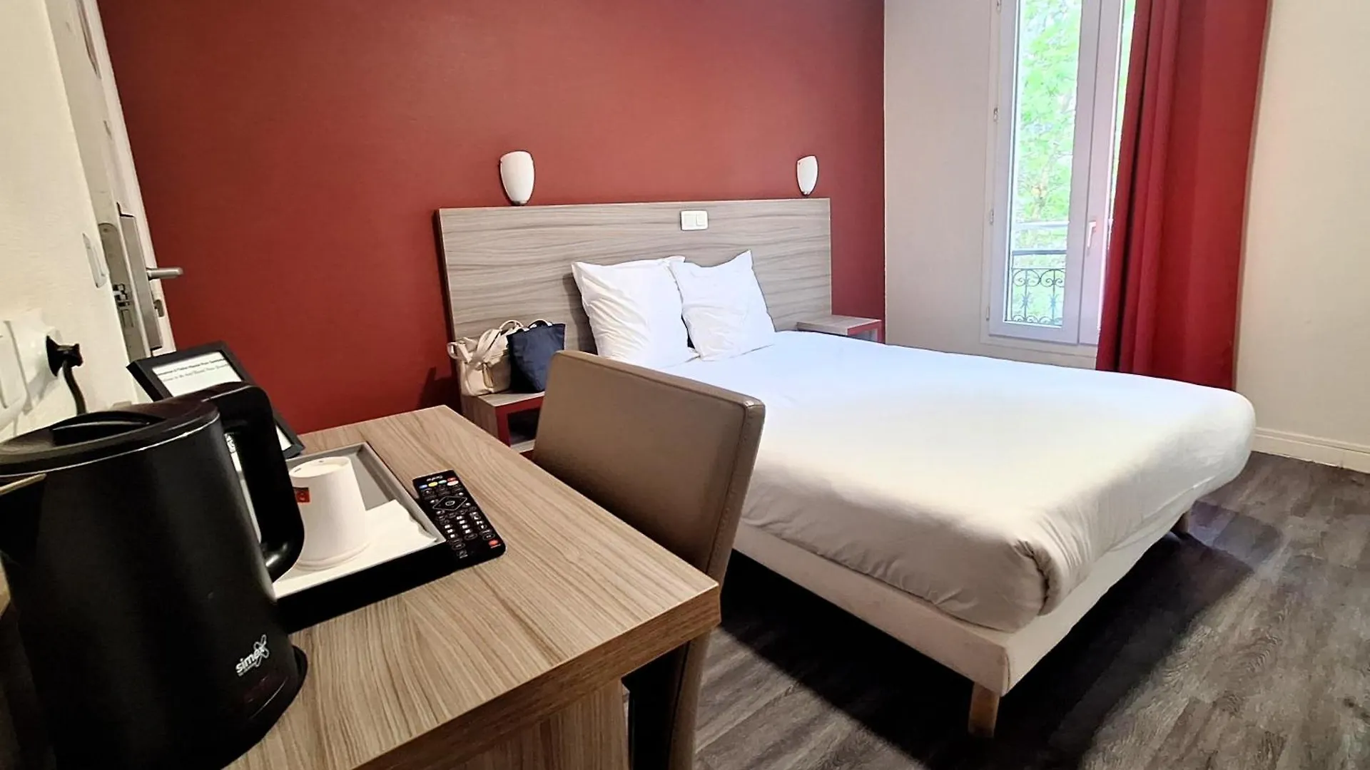 Hipotel Paris Gambetta Republique 2*,