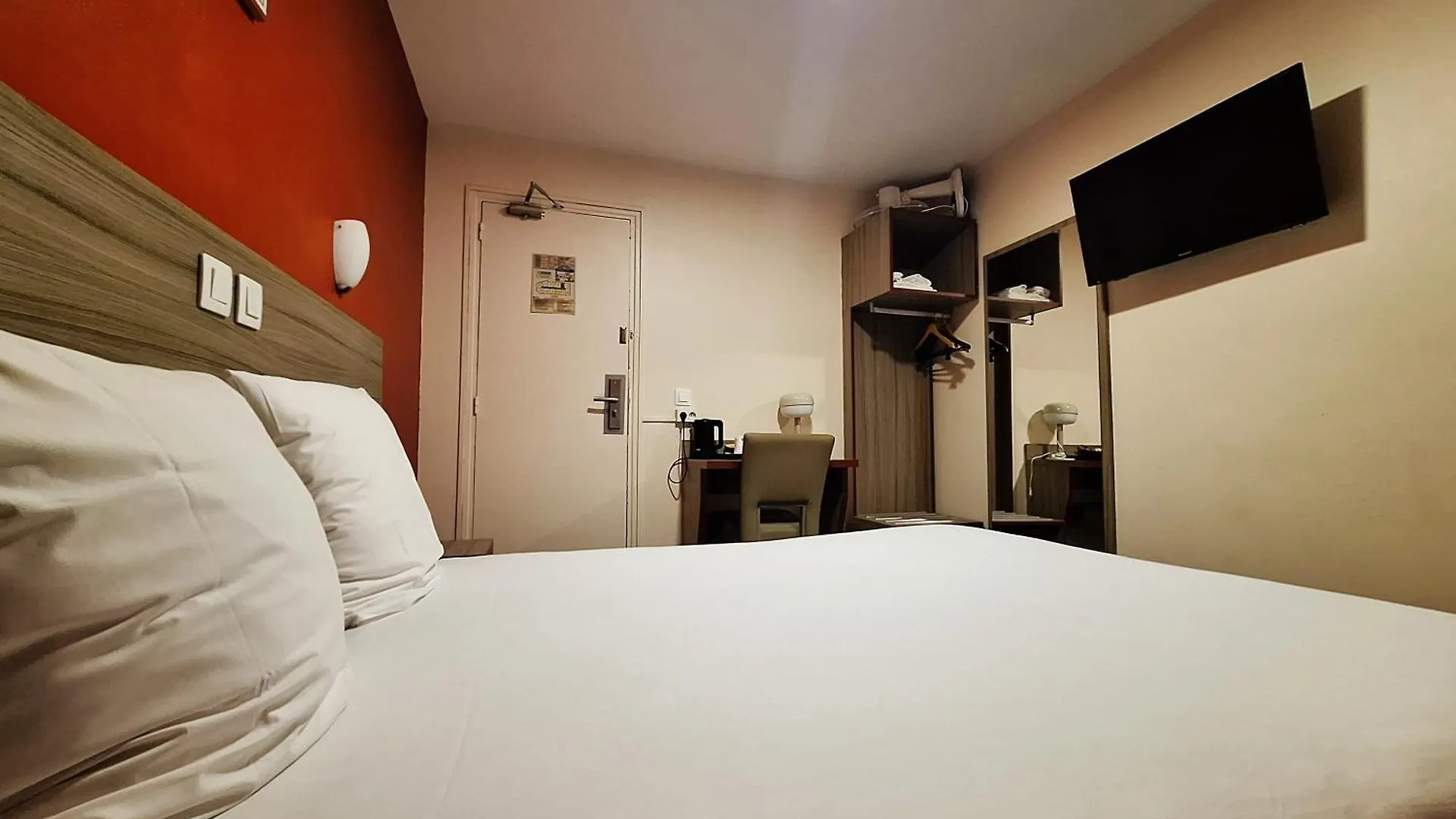 Hipotel Paris Gambetta Republique 2*,  Francja