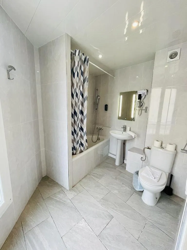 Hotel Hipotel Paris Gambetta République