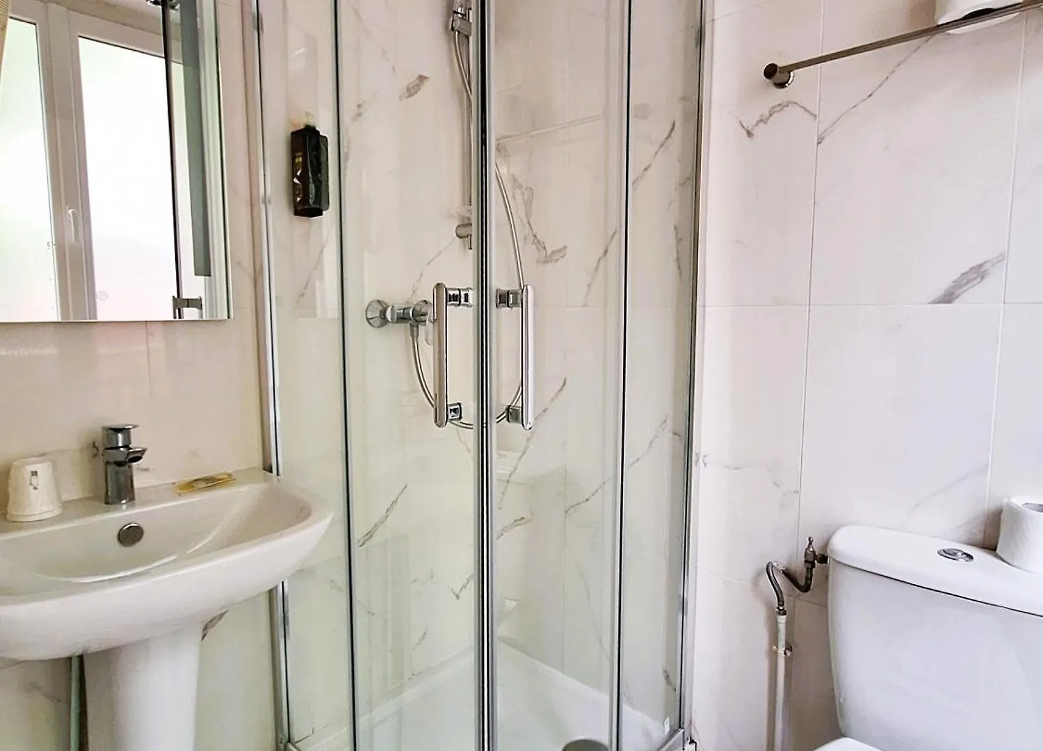 ** Hotel Hipotel Paris Gambetta Republique Frankrijk