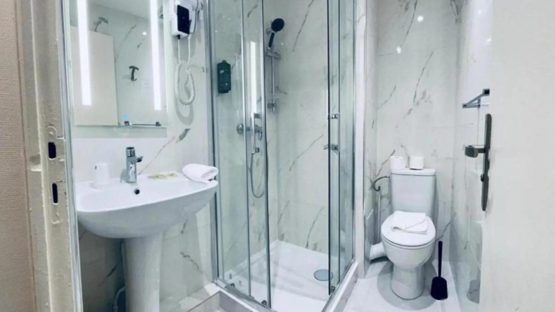 Hipotel Paris Gambetta Republique 2*,